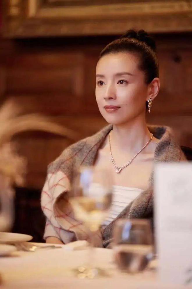 这3种“假时髦”首饰会显廉价又俗气凯发一触即发女人到了五十岁尽量少戴(图4)