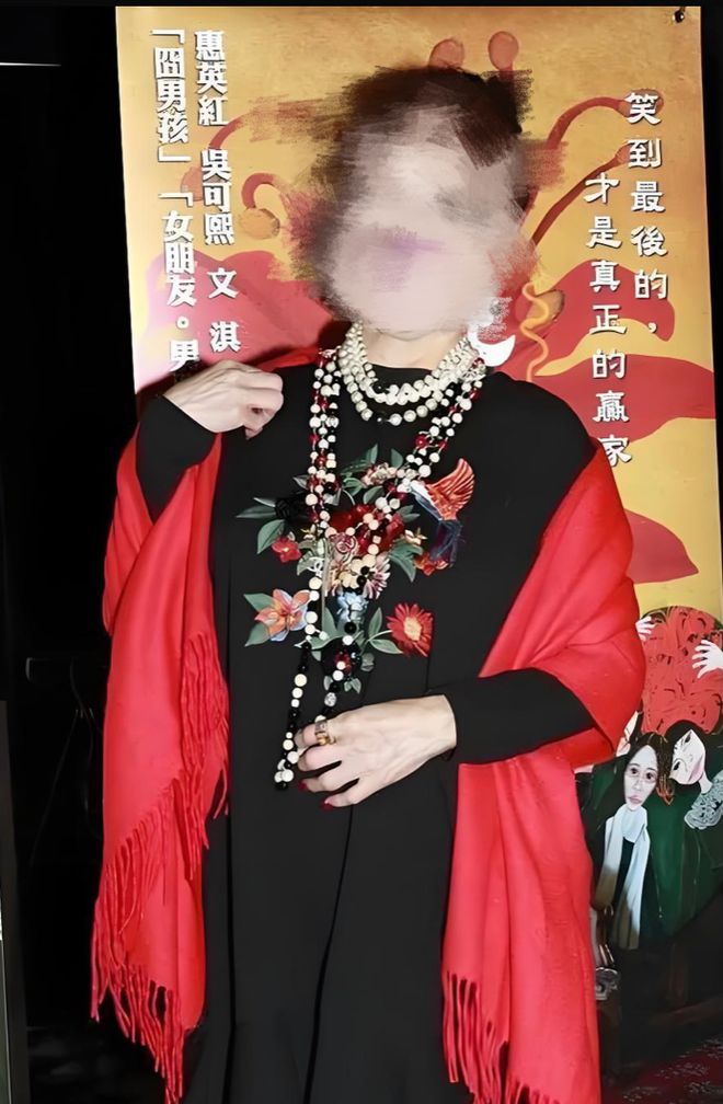 这3种“假时髦”首饰会显廉价又俗气凯发一触即发女人到了五十岁尽量少戴(图11)