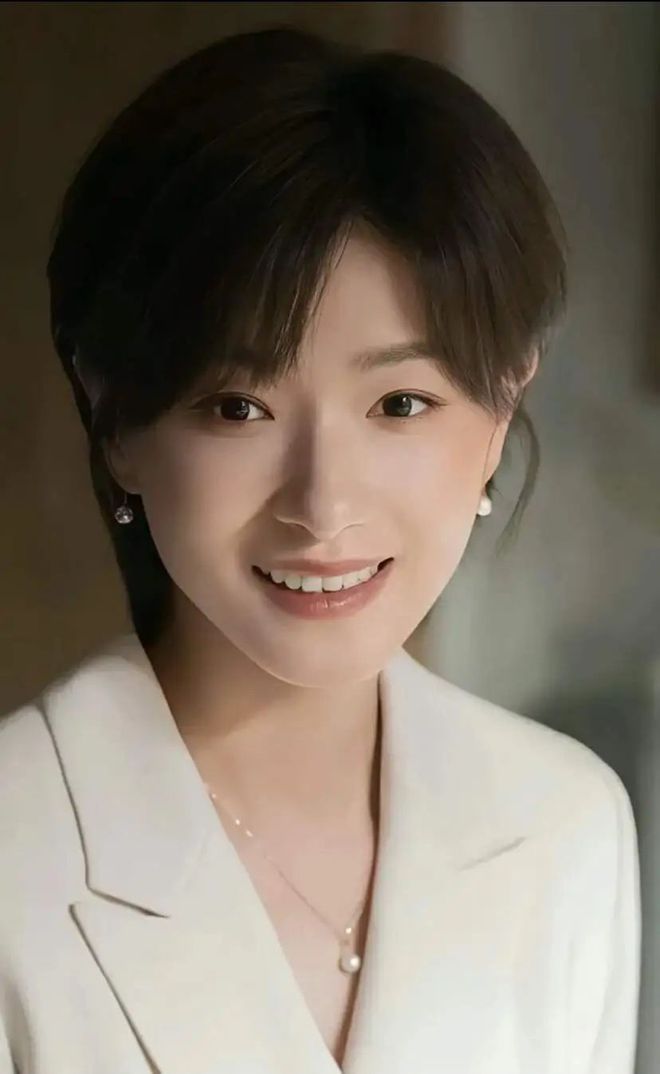 这3种“假时髦”首饰会显廉价又俗气凯发一触即发女人到了五十岁尽量少戴(图17)