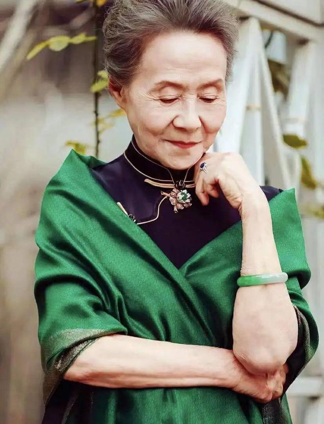 这3种“假时髦”首饰会显廉价又俗气凯发一触即发女人到了五十岁尽量少戴(图18)
