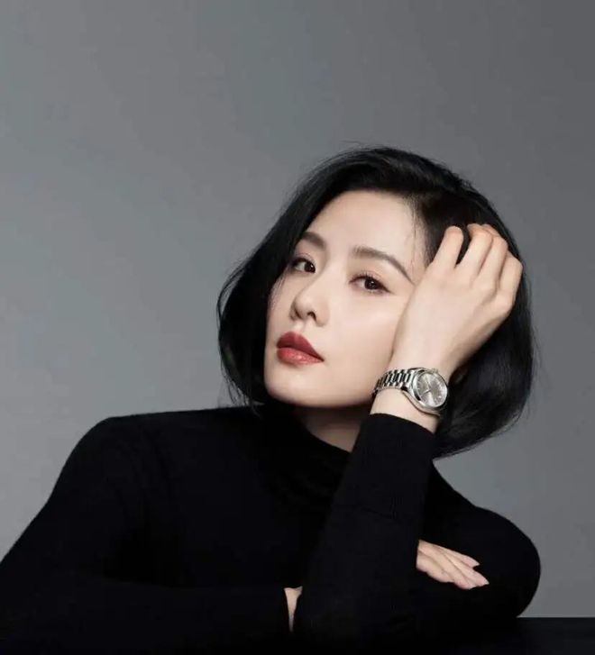 这3种“假时髦”首饰会显廉价又俗气凯发一触即发女人到了五十岁尽量少戴(图23)
