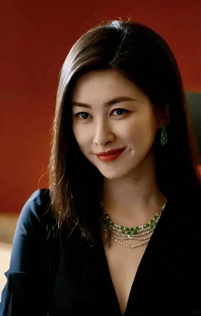 这3种“假时髦”首饰会显廉价又俗气凯发一触即发女人到了五十岁尽量少戴(图31)