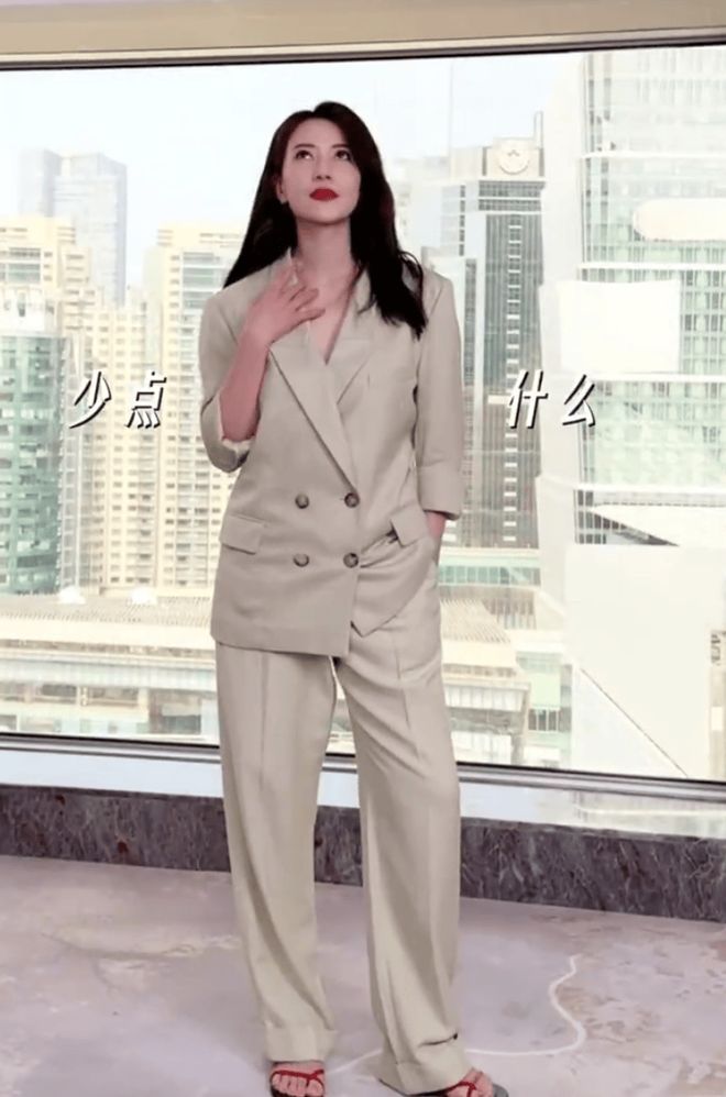 网友：她是很会穿的梦中情姐45岁高圆圆分享酷飒穿搭(图1)
